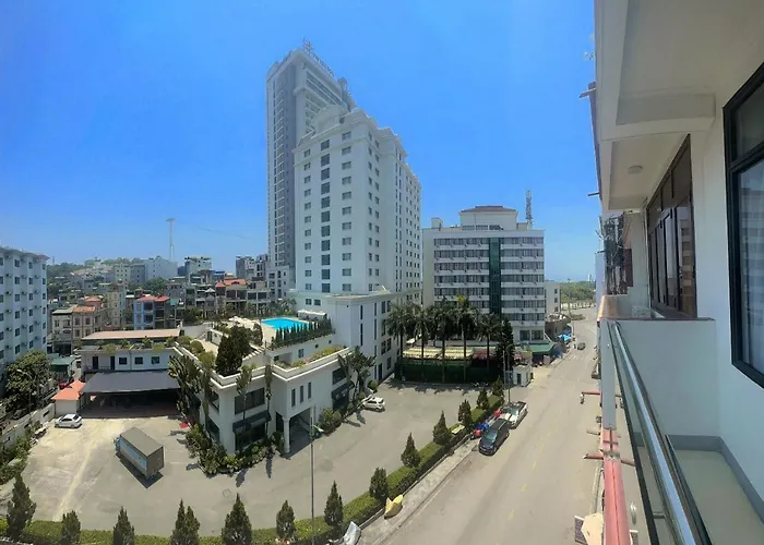 Nam 2* Hạ Long